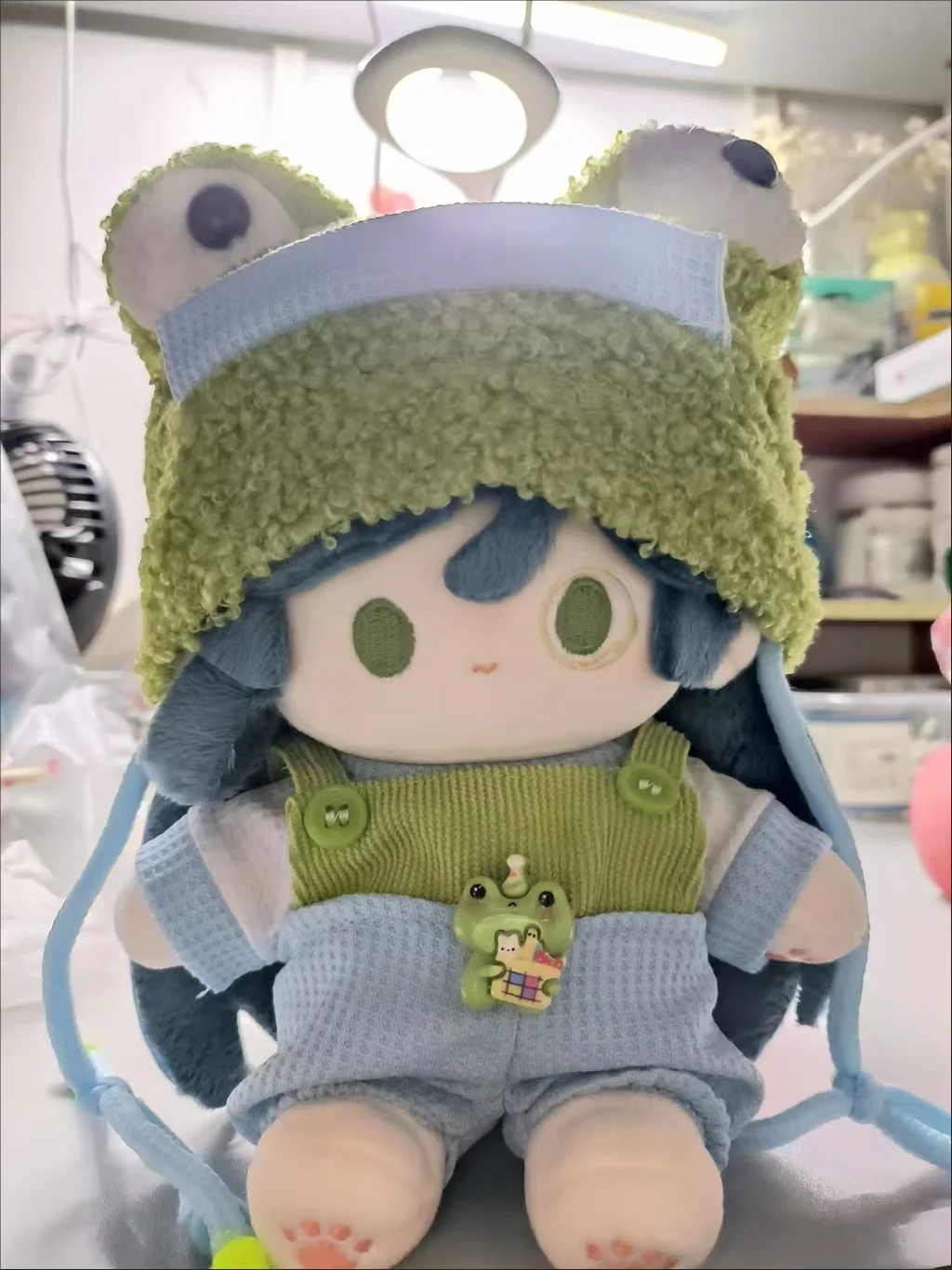 Winter doll clothes 20cm cute green little frog suit clothes overalls and frog hat for Love DeepSpace doll clothes