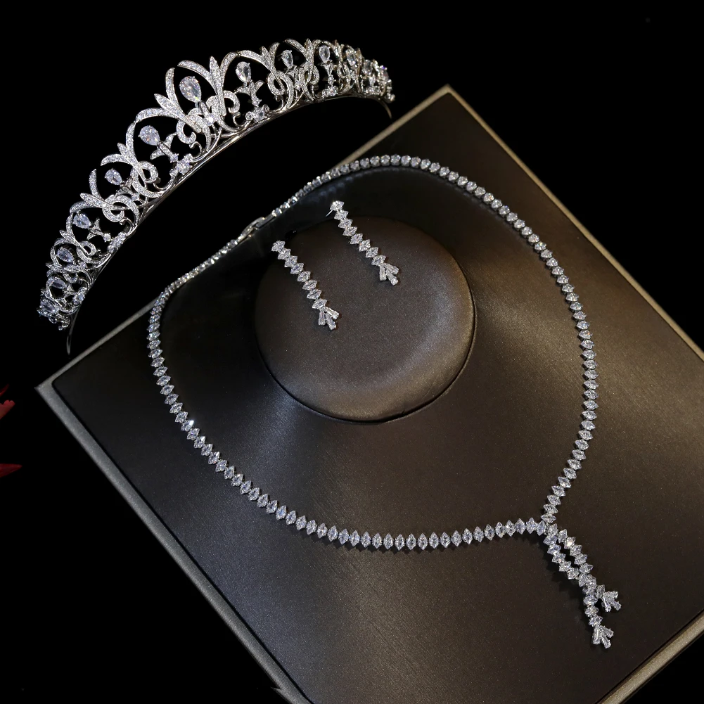 

Ювелирный Комплект из колье и серёг, с кристаллами