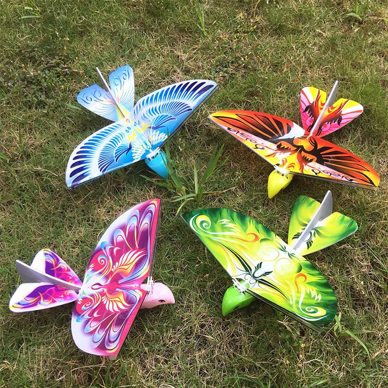 Drone jouet enfant oiseau volant en mousse, rechargeable, atterrissant sur une main, LED allumées.