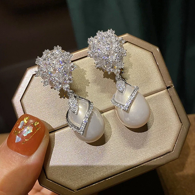 Huitan Ästhetische Frauen Simulierte Perle Hängen Ohrringe Brillante Zirkonia Hochzeit Engagement Schmuck Drop Shipping