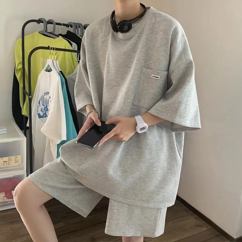 남성용 캐주얼 스포츠웨어 세트 여름 트렌디 브랜드 INS 홍콩 스타일 루즈핏 반팔 티셔츠와 5부 스포츠 팬츠