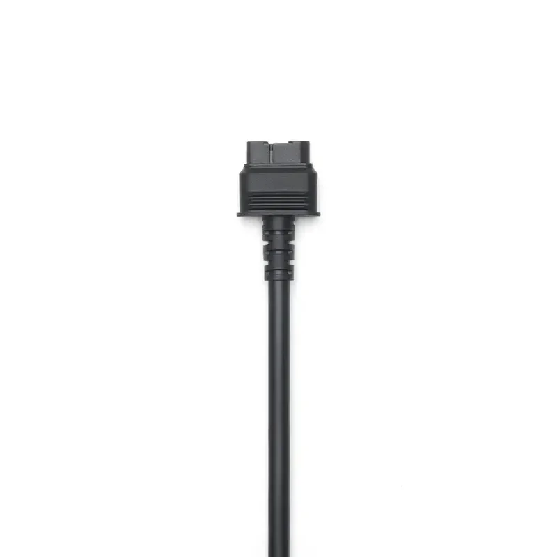 Câble de charge rapide pour drone DJI Power 190W branché sur une batterie de Mavic 4 Pro.