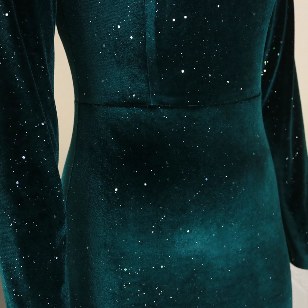 Рисунок 6 - Бархатное платье размера плюс с перьями