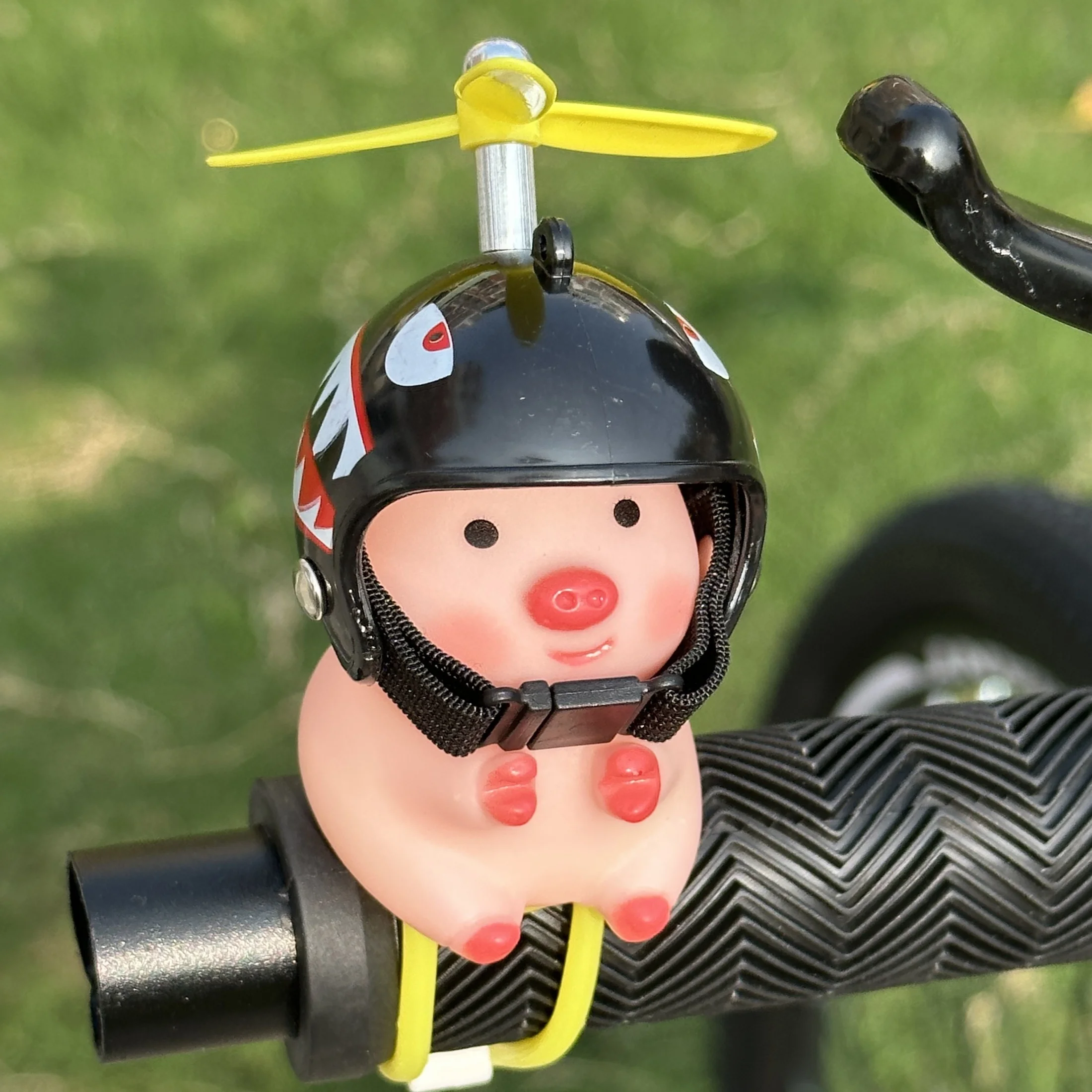 Cute Pig Helmet Handle Accessories, Street Motorcycle and Bicycle Decorations, Fashionable Pig Statues Wearing Helmets