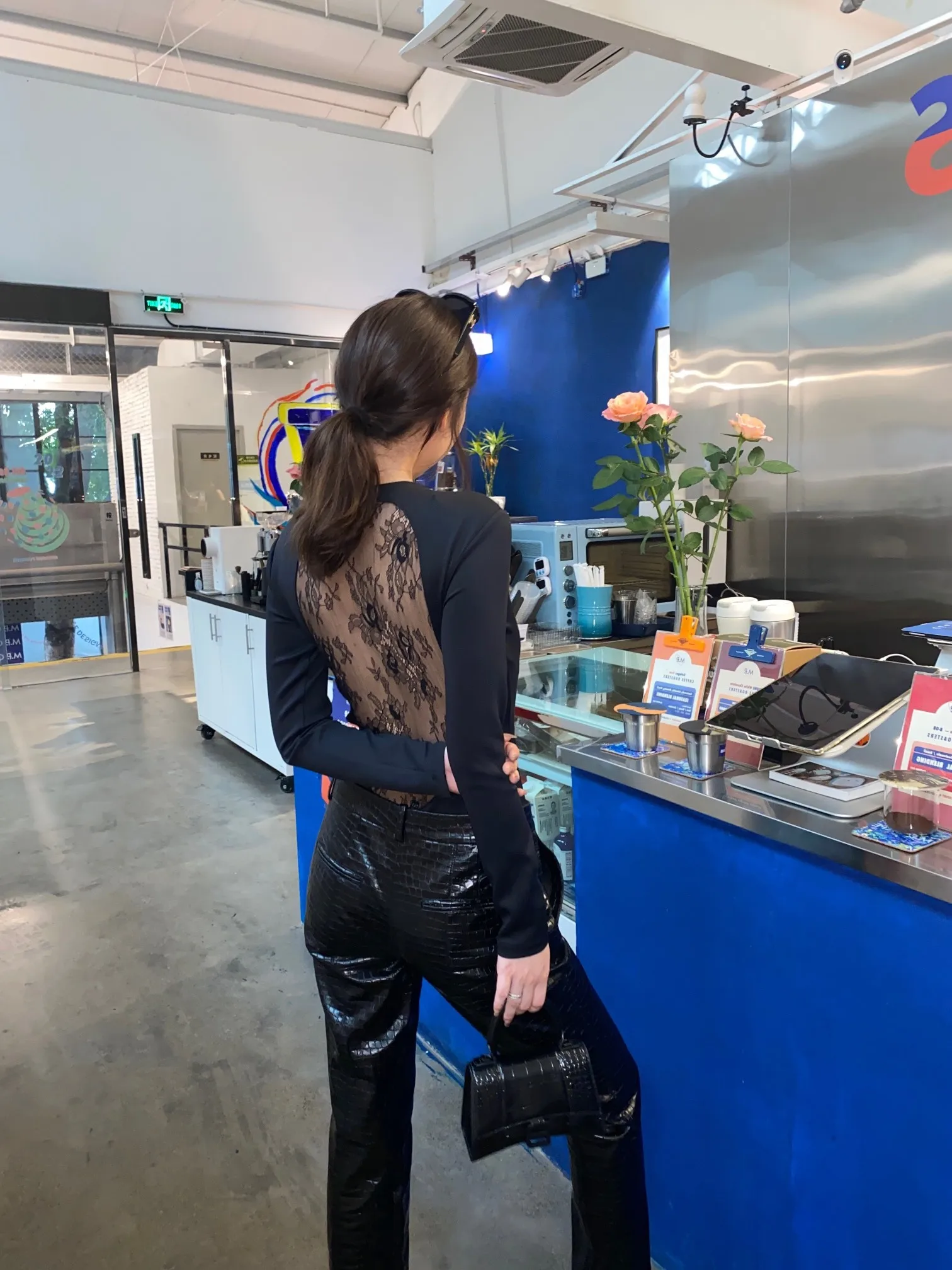 

Одежда 2023 Новинка Осенняя Женская кружевная прострочка сзади цельный базовый костюм 0909