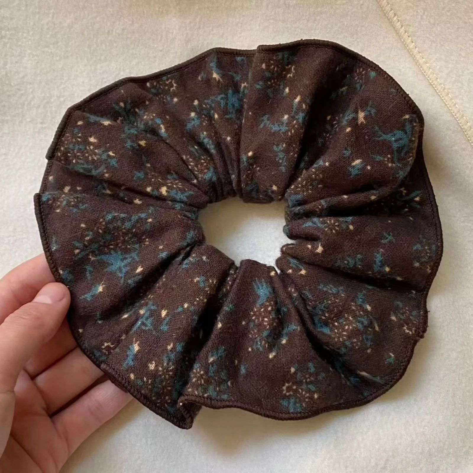 1PC Brown Star Pattern Scrunchies,Fabric Hair Ties, Vintage Floral Print Hair Accessories, Soft Elastic Hair Bands, Stylish
