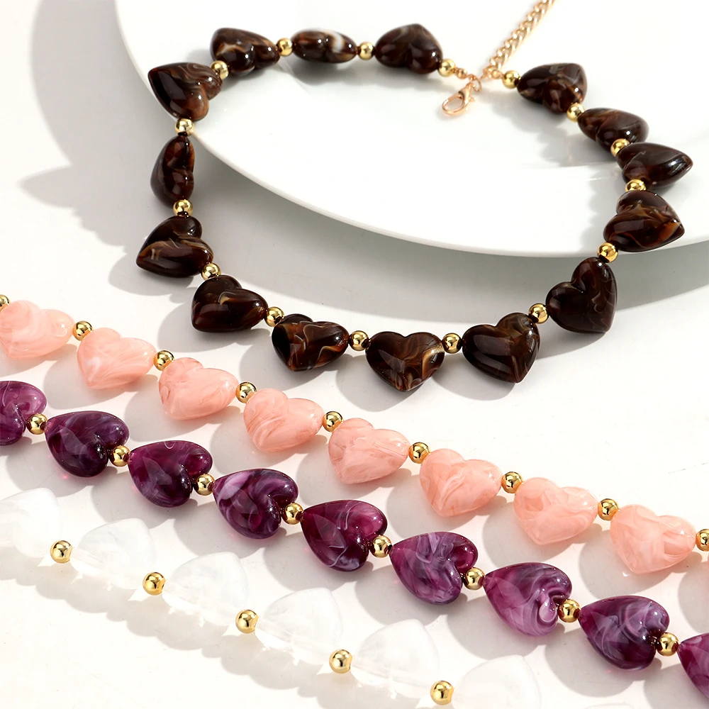 Neue Trendige Mehrfarbige Harz-Herzperlen Kettenhalsband für Frauen Minimalistischer Handgefertigter Acryl-Liebes-Choker Party-Schmuck Geschenk