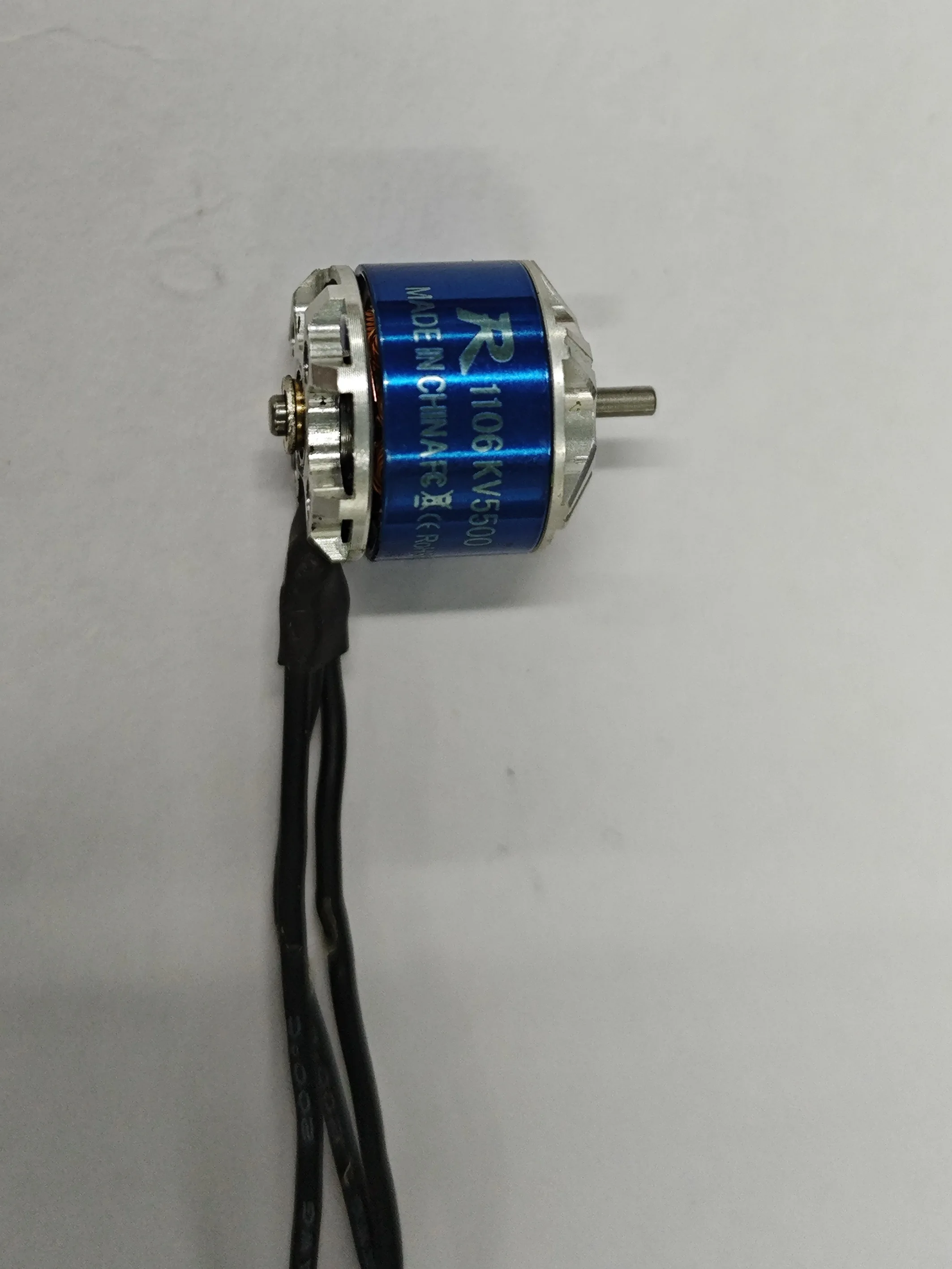 Moteur Brushless SUNNYSKY R1106 6500KV/5500KV monté sur un bras de drone de course FPV