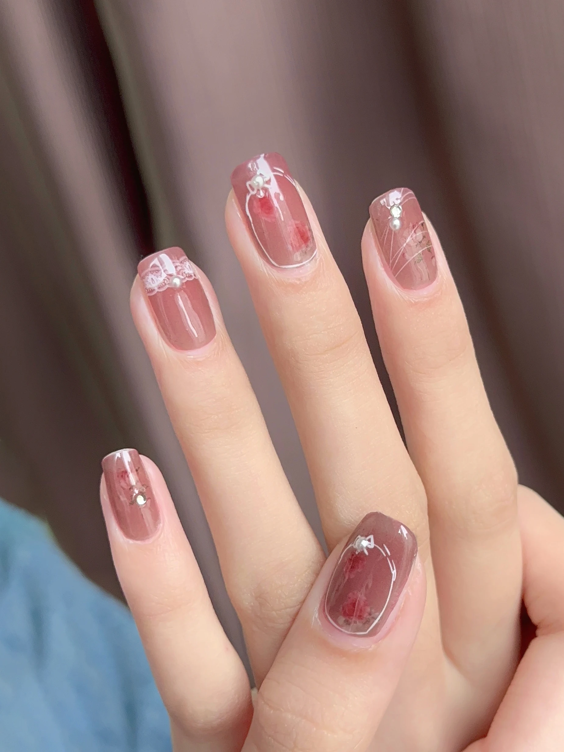 

Comes with real diamonds, crystals, matte matte heavy industry hand-painted white nail stickers, long-lasting waterproofing