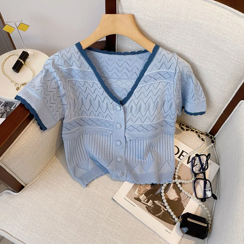 ù °  귣  Ƿ ū 귣      Ƿ  V-neck  Ƽ ª Ʈ
