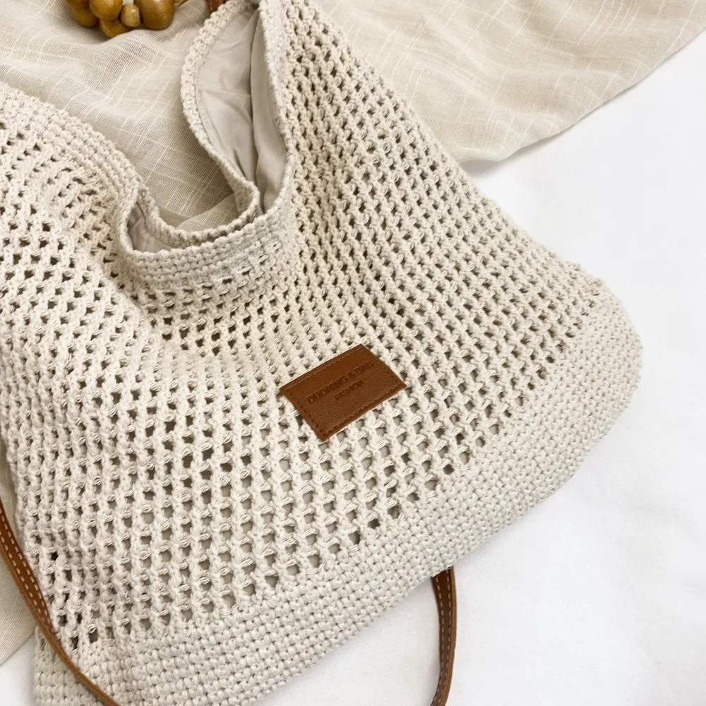 Borsa tote intrecciata traforata con manico in perline di legno - immagine 4