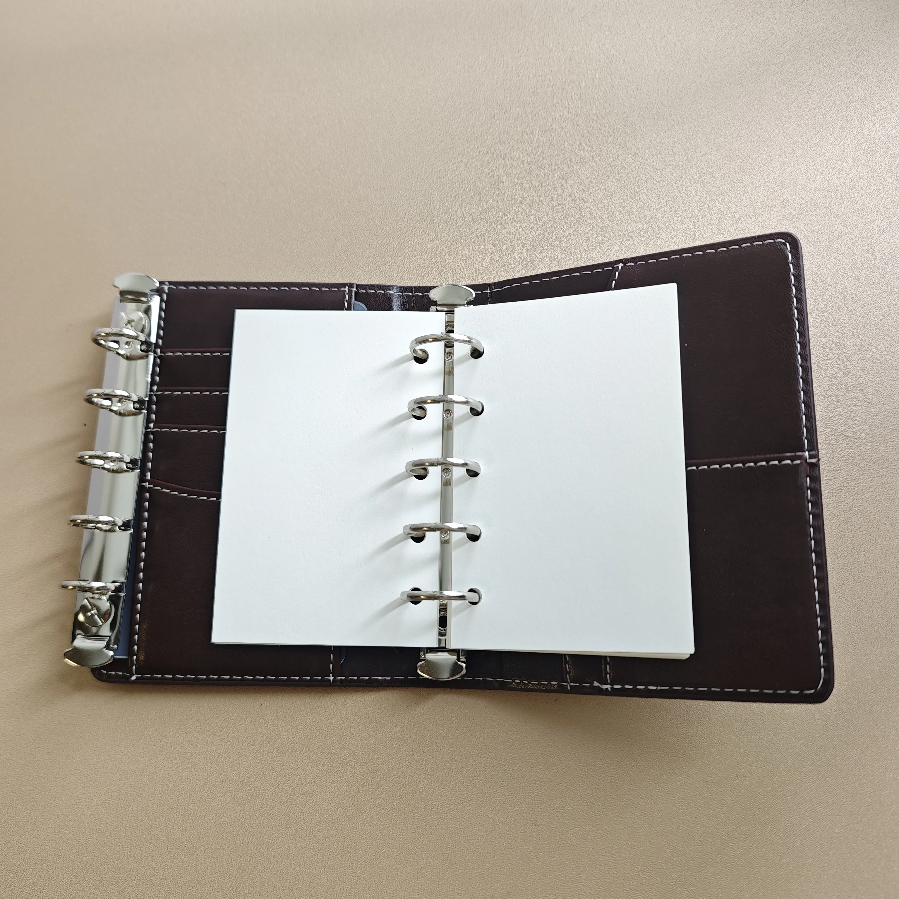 מחברת M5 מעור חום כהה עם עמודים פנימיים ריקים מעובה. ספר כיס נייד זה מתאים לשימוש יומי של תלמידים