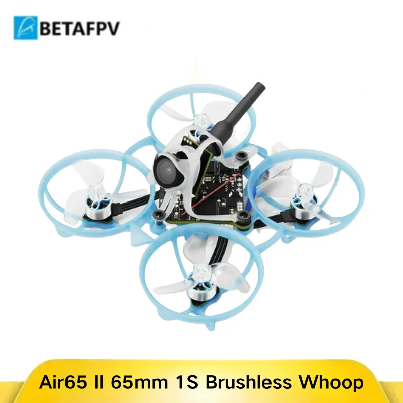 Gros plan sur le châssis du drone de course Air65 II 1S ultraléger montrant les hélices et la caméra