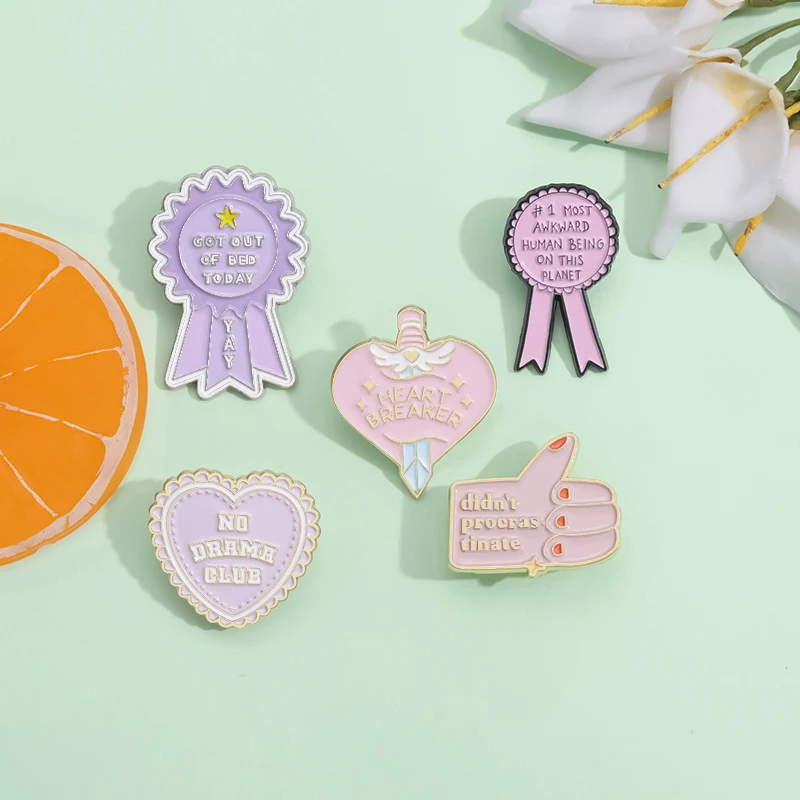 Introvertierte Anonymous Soziell Unbeholfen Brosche Emaille Pins Bunte lustige Zitate Medaillen Herz Abzeichen Anstecknadel Schmuck Ornamente – Detail 7