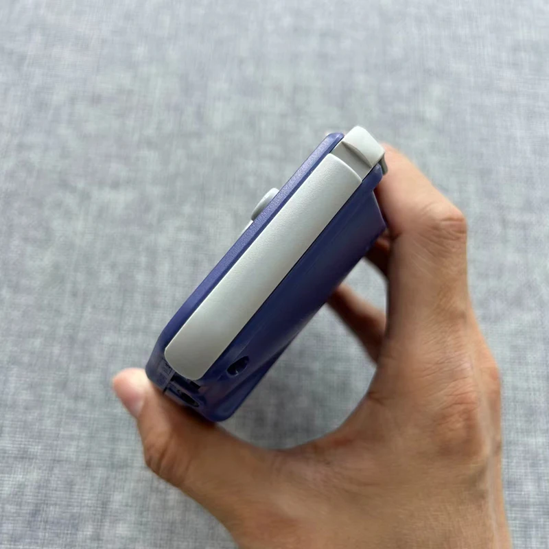 Novo console de jogos GBA Palm sem traseira, colorido, destacando a nostalgia retrô. Pequeno presente._voghion.com