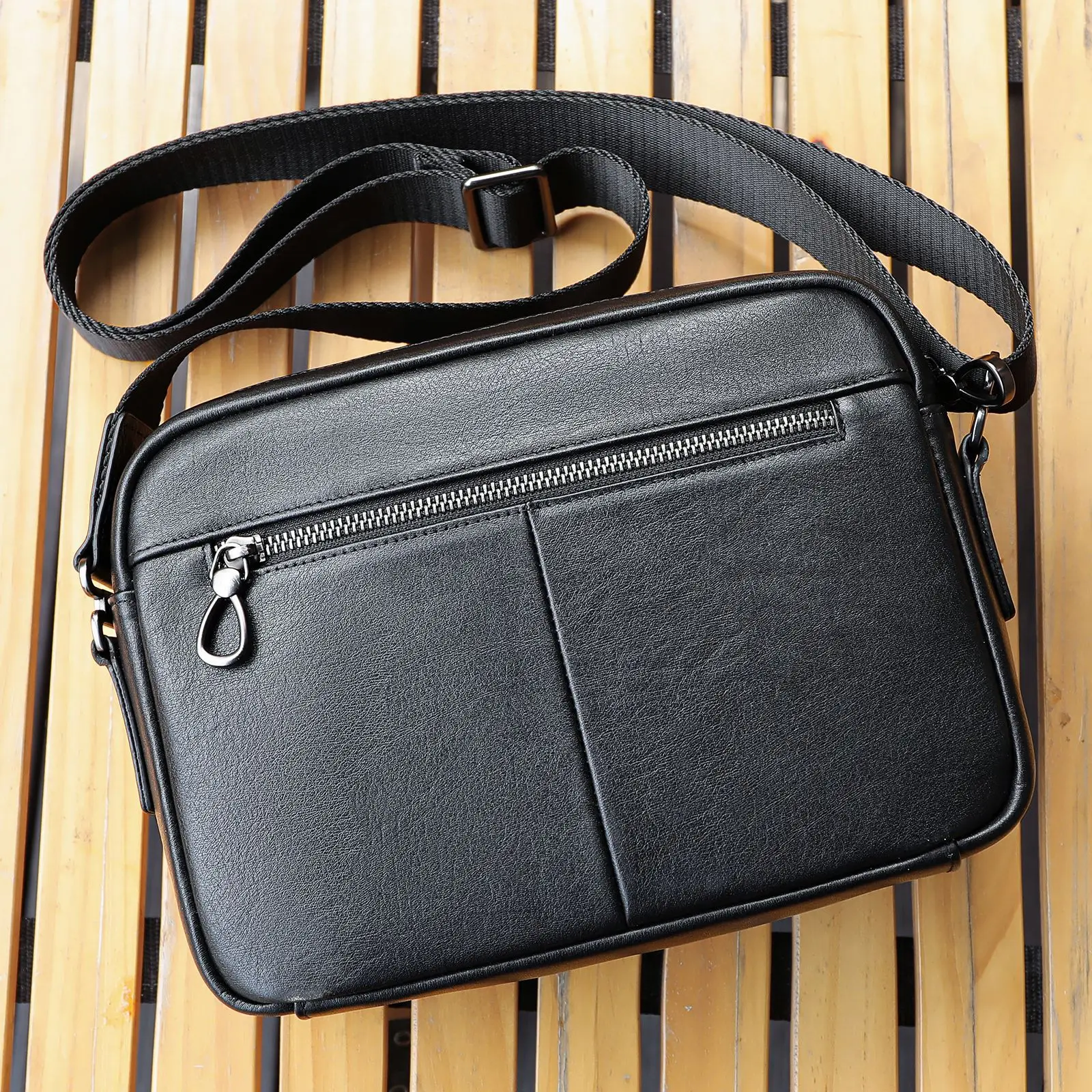 Simple and Stylish Leather Shoulder Bag for Men, Perfect for Commuting and Casual Wear