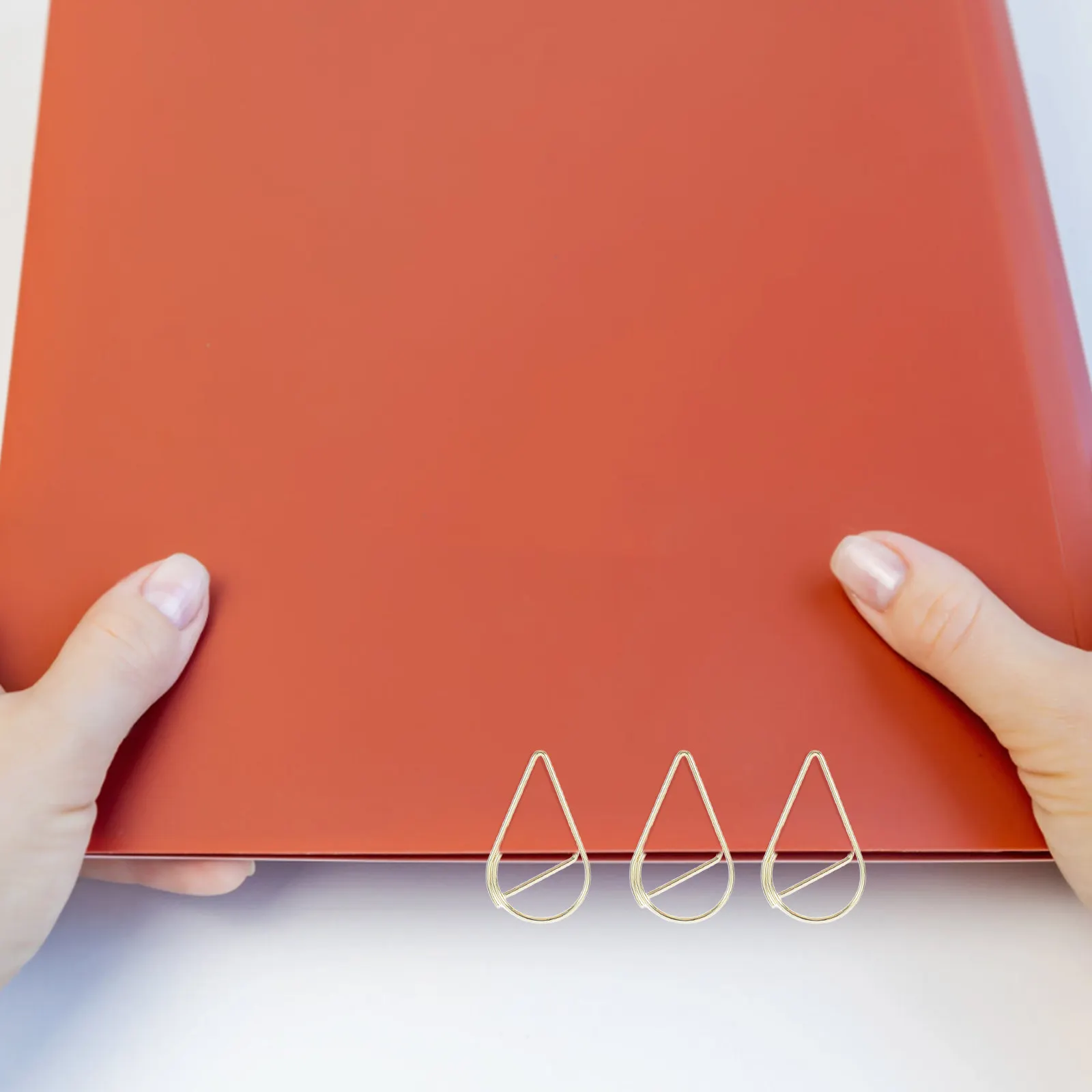 100Pcs 눈물 모양 종이 클립 사무실 학교 파일을위한 금색 금속 문서 클립 메모 메모 크리 에이 티브 다용도 사무용품