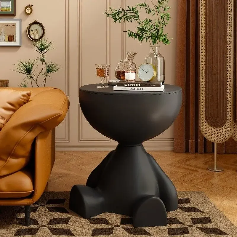 طاولة بجانب السرير باللون الكريمي