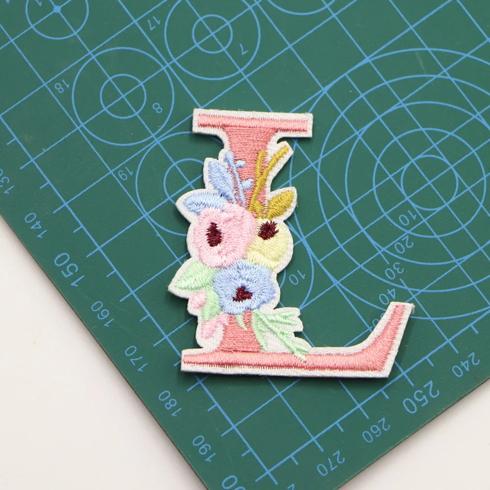 1PC Rosa Blume Brief Stickerei Patches Eisen Auf Buchstaben Patch A-Z Nähen Auf Gestickte Patches Für Kleidung Name logo Diy – Detail 17