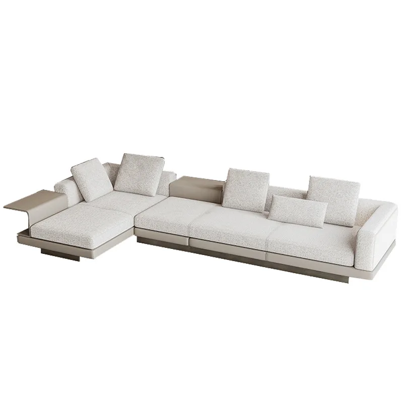 

Современная Минималистичная гостиная с тремя людьми, расположенными в прямом диване из ткани