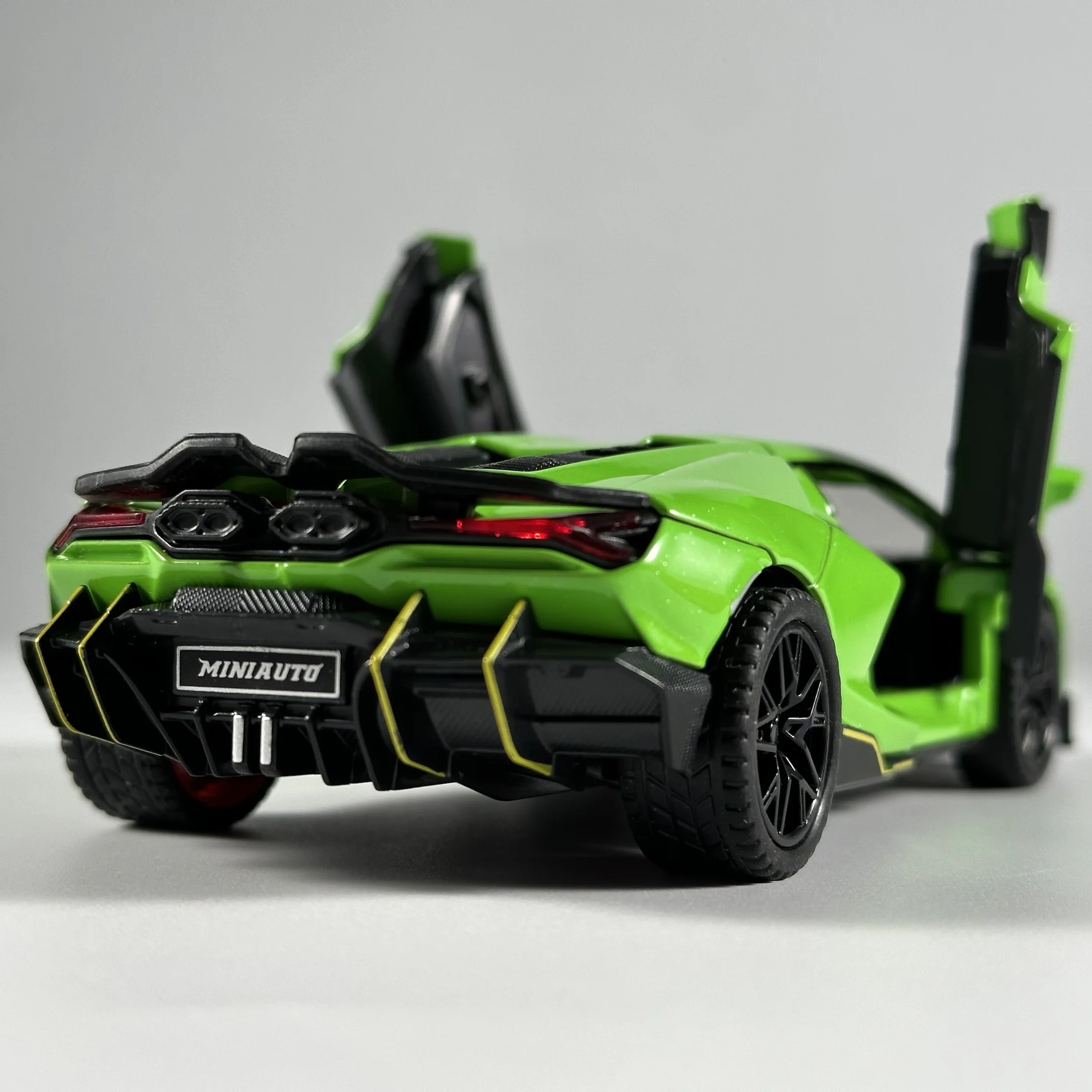 1:32 Lamborghini Revuelto 슈퍼카 합금 금속 다이캐스트 모델 자동차 홈 장식 및 컴퓨터 데스크톱 장식품 휴일 선물