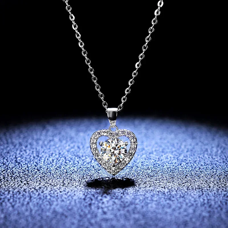 

Luxury Platinum Engagement Pendants 1 Carat Moissanite Diamonds Necklace for Women Peach Heart Pt950 Wedding Jewelry Gift