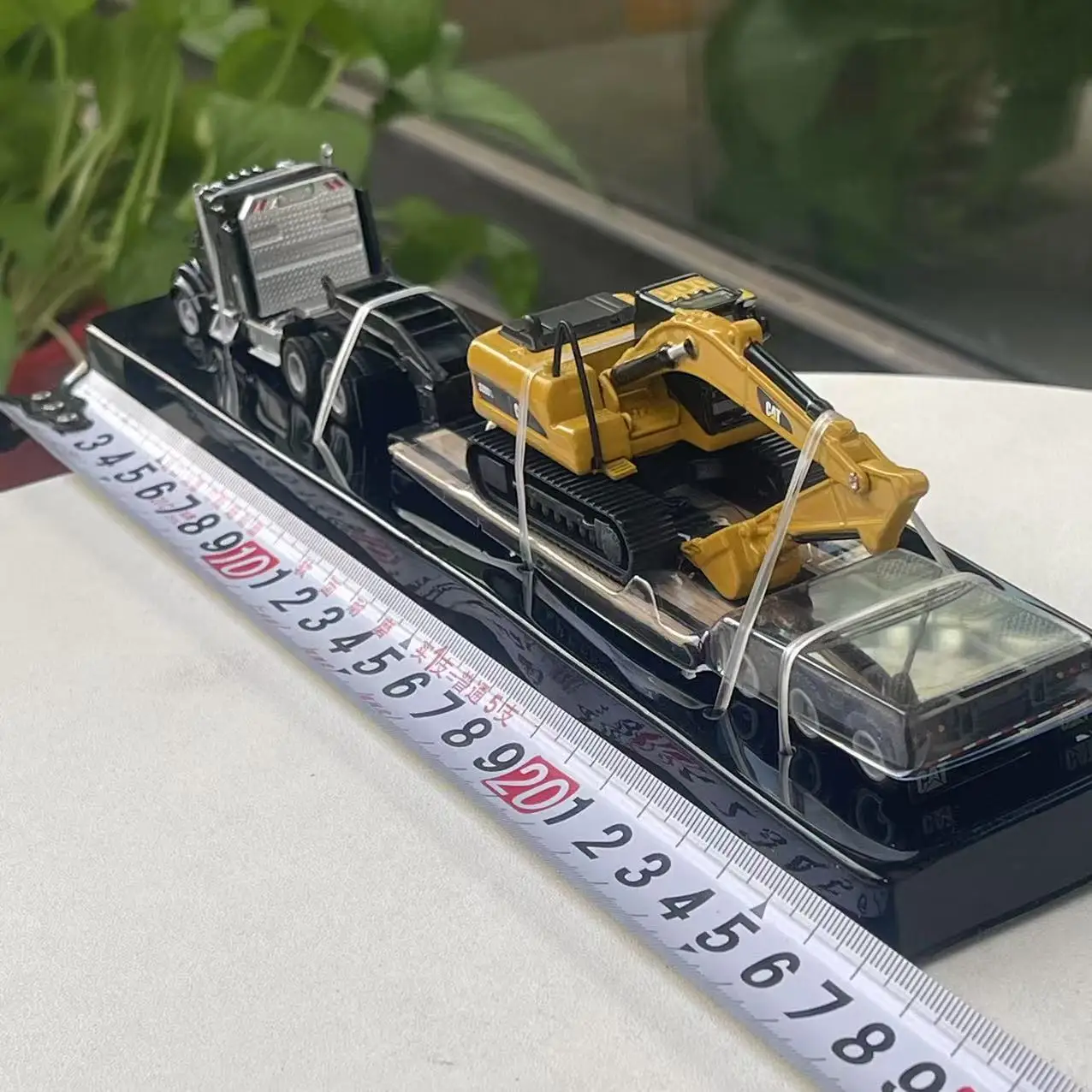 1/87 Scale Semi Tractor with Lowboy Trailer and Cat Diecast Machines Alloy Collectible Toy Model Ornament Souvenir