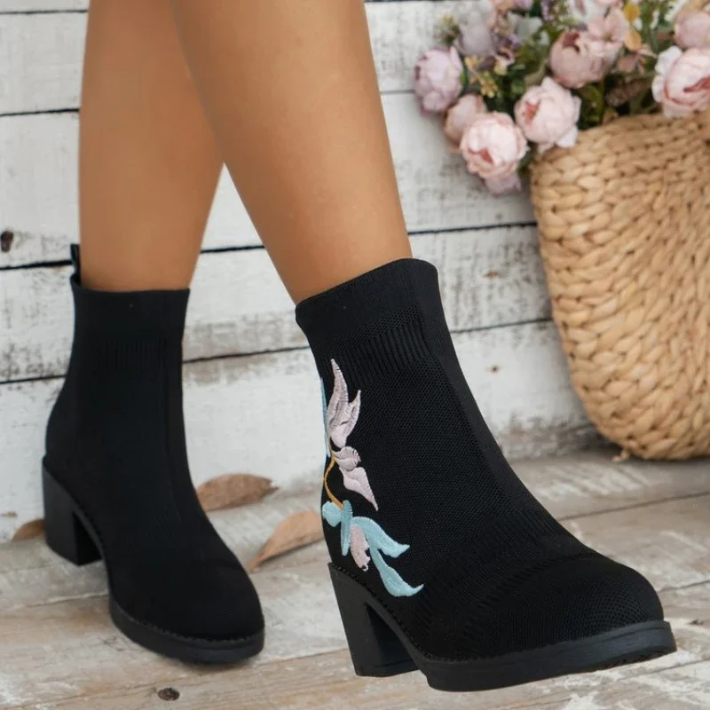 

Женские ботинки с острым носком, на квадратном каблуке