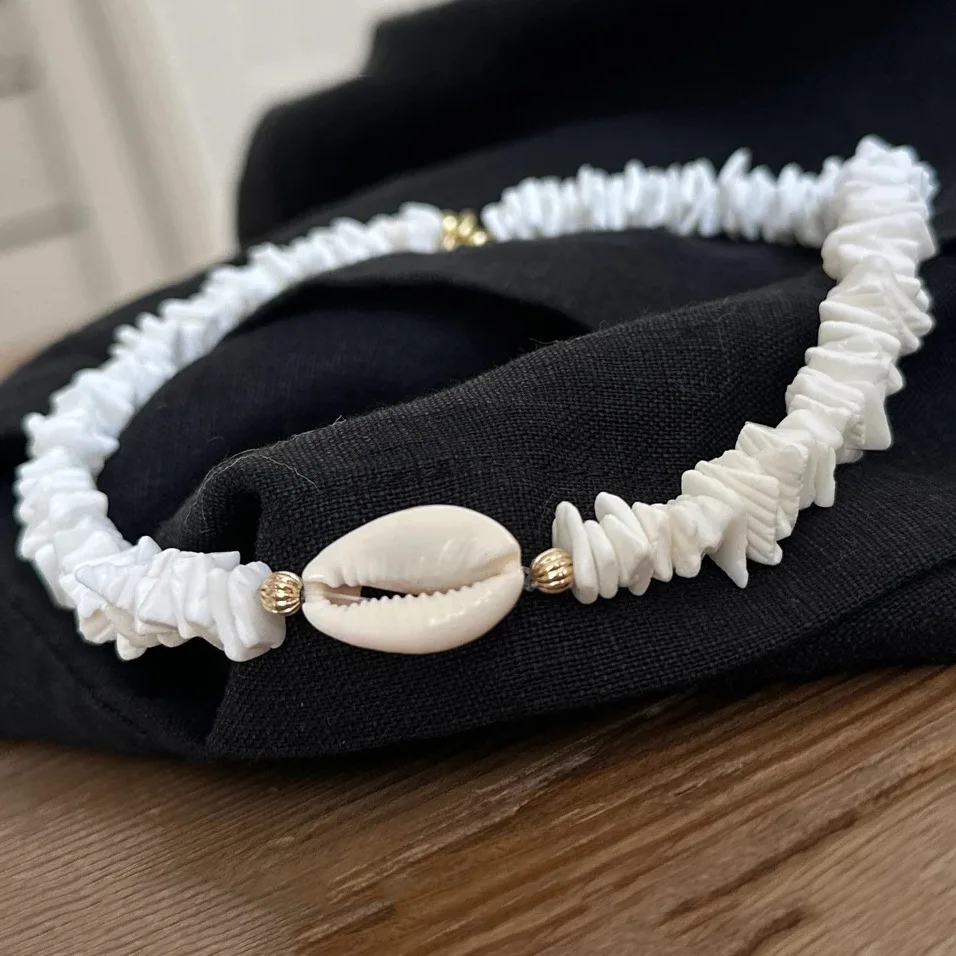 ネックレス・チョーカー Shell Necklace (White) Puka Seashell Necklace or Choker White Square Cut Chip