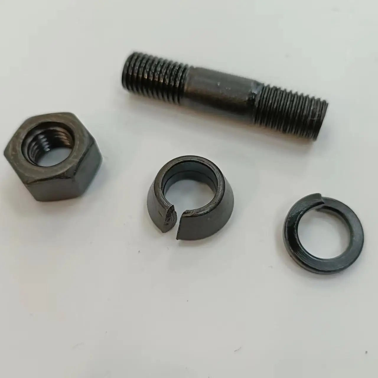 6pcs of One set Front Or Rear Axle Stud Kit For Toyota Land Cruiser 75 80 Series Rear Axle Hub Bolt 90116-08325