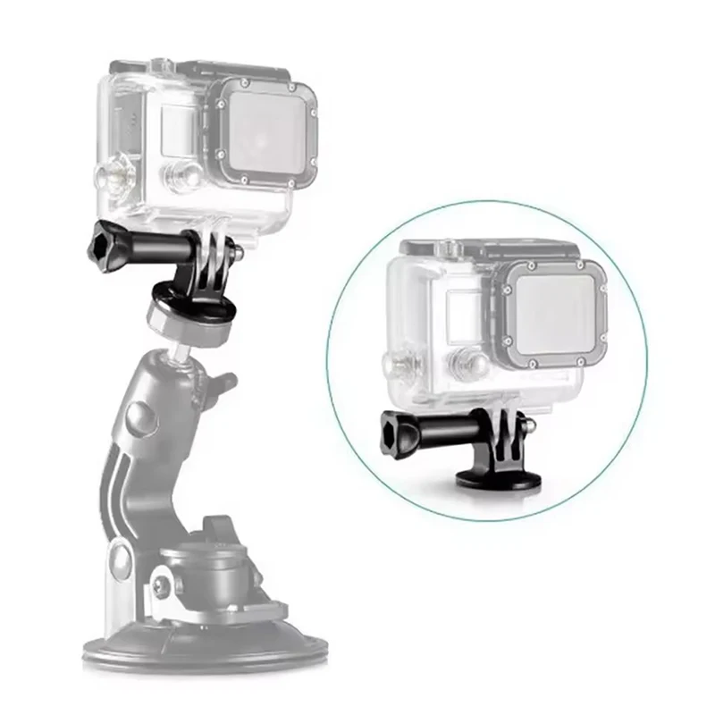 Adaptateur trépied vissé sur un trépied standard, prêt à fixer une caméra action