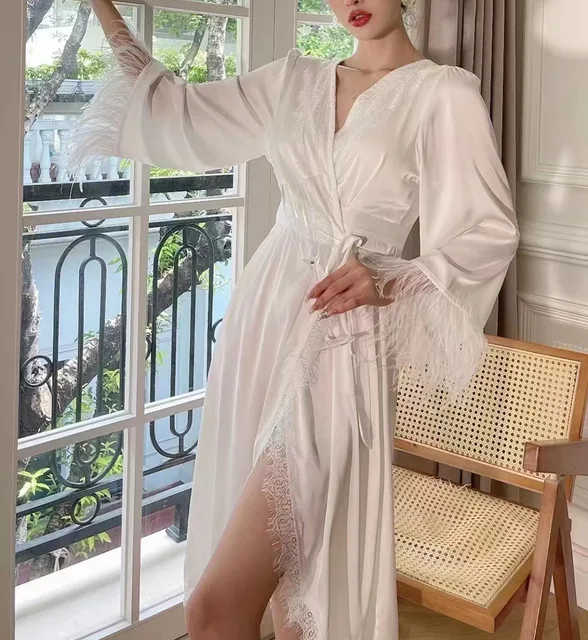 Abito da sposa da sposa in piuma bianca camicia da notte in raso