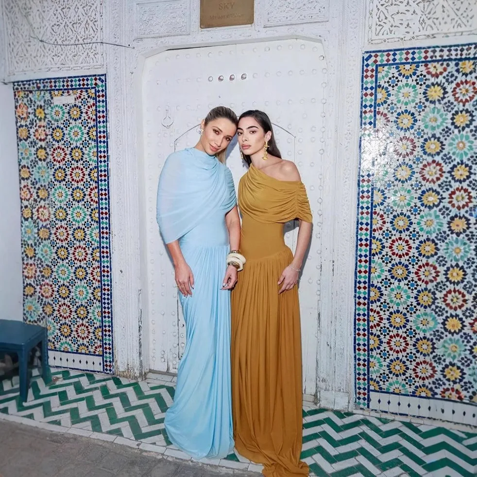 فستان جديد لربيع وصيف 2025 بكتف مائل وخصر