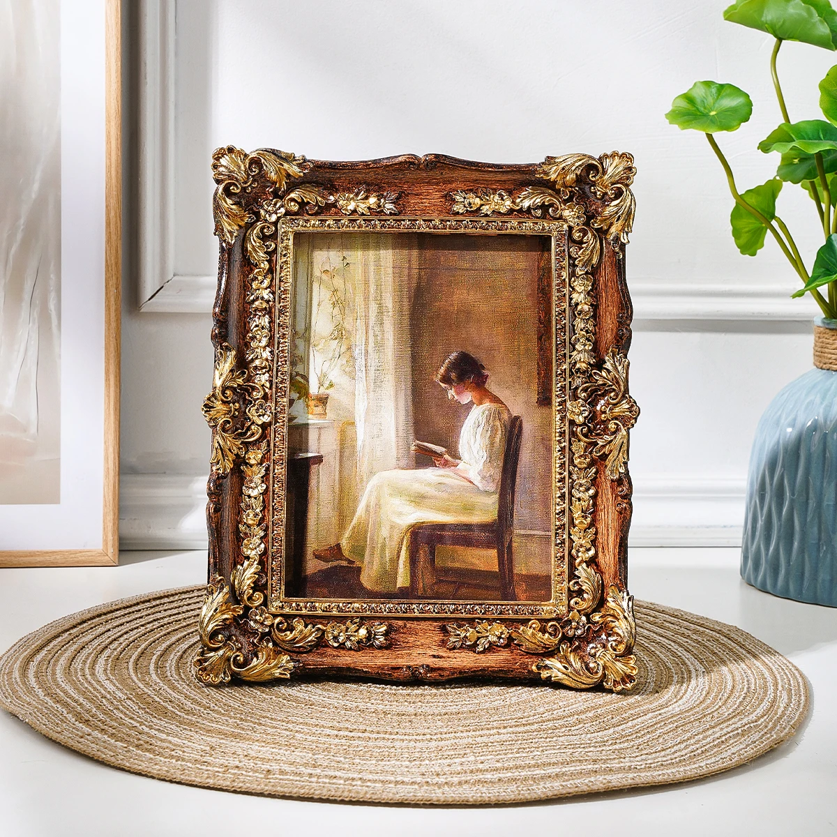 1PC, a photo display frame made of European retro resin with a three-dimensional patterned frame
