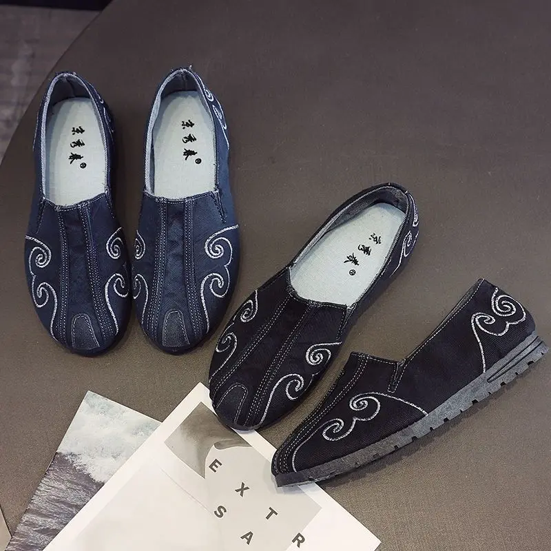 Chinese style men embroidery old peking shoes new summer breathable causal flat canvas shoes team performance match kungfu