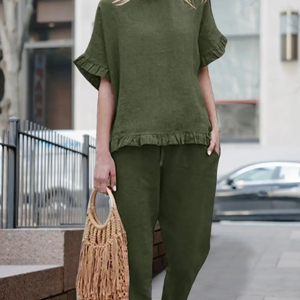 

Футболка и брюки с круглым вырезом, коротким рукавом и поясом на резинке