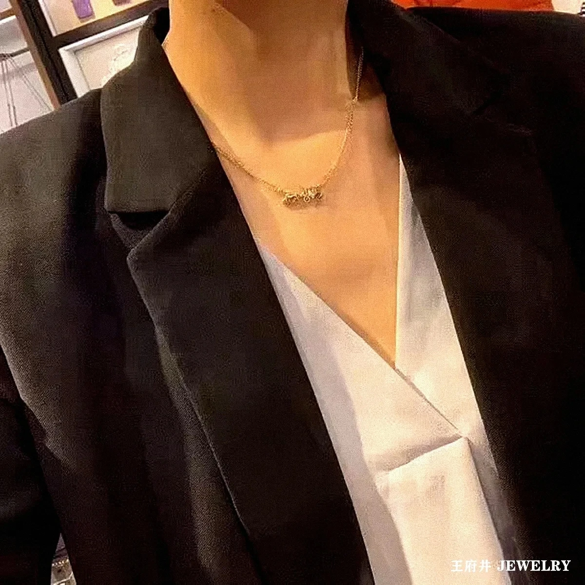 مجوهرات فاخرة مع شخصية أوروبية وأمريكية وتصميم حس...