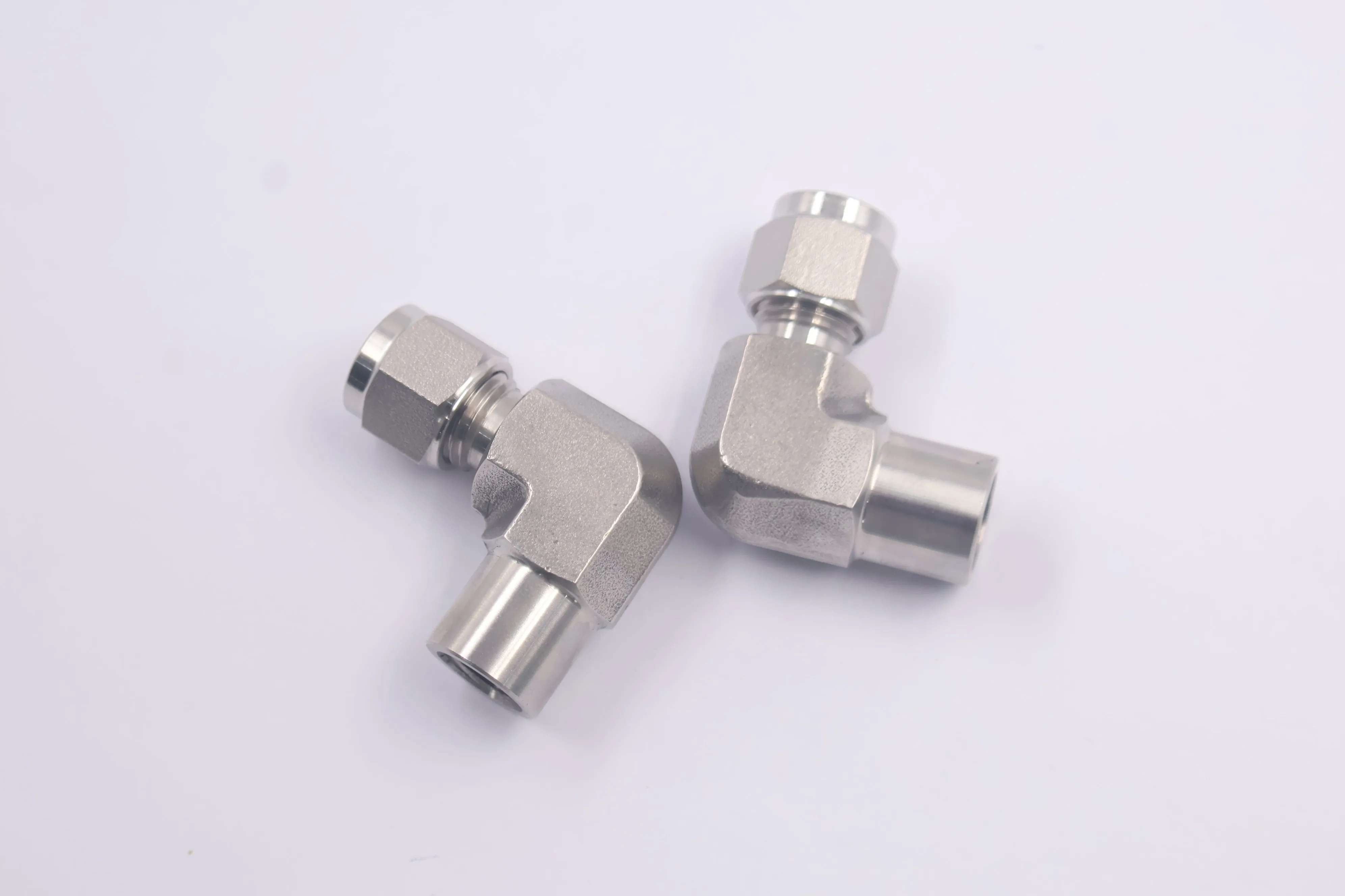 SS-10M0-8-4, Stainless Steel Tube Fitting, Female Elbow, 10 mm Tube OD x 1/4 in. Female NPT, Can Combination with Swagelok