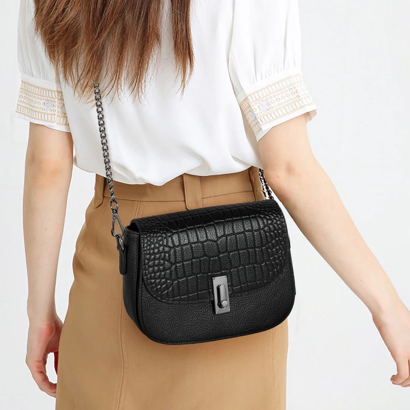 Fashionable crocodile pattern cowhide women's shoulder bag, casual and versatile black daily commuting mini shell bag