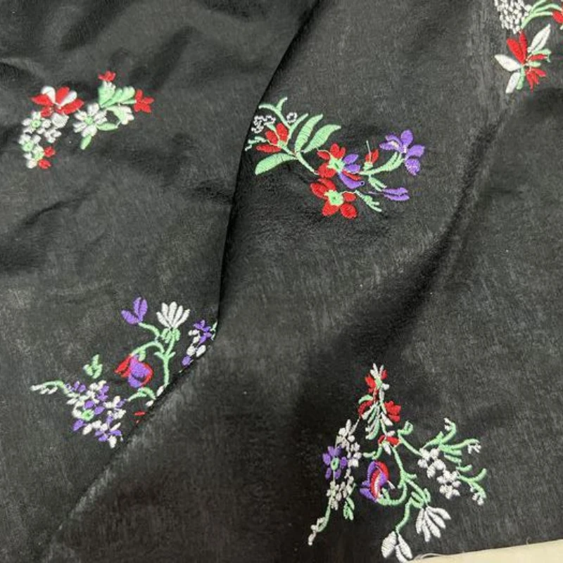 

Весенне-осенний трехслойный КОМПОЗИТНЫЙ ЧЕРНЫЙ текстурный узор тканый цветочный низ цветная лепестковая вышивка жаккардовая ткань