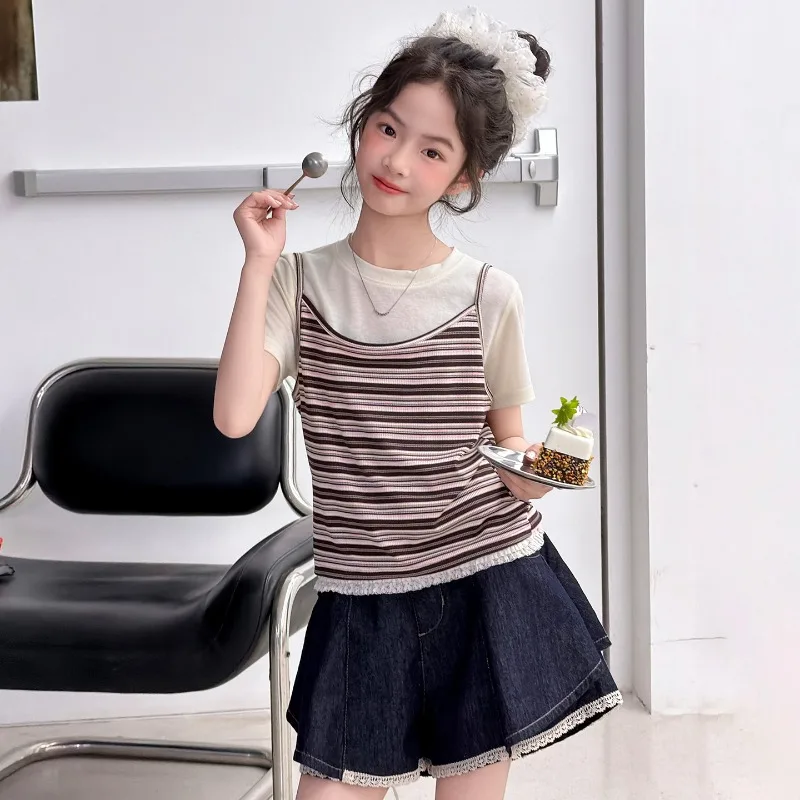 Kinderkleidung Mädchen Sommer 2026 Kurzarm-T-Shirt mit Gestreifter Weste und Denim-Culottes Dreiteiliges Set Casual