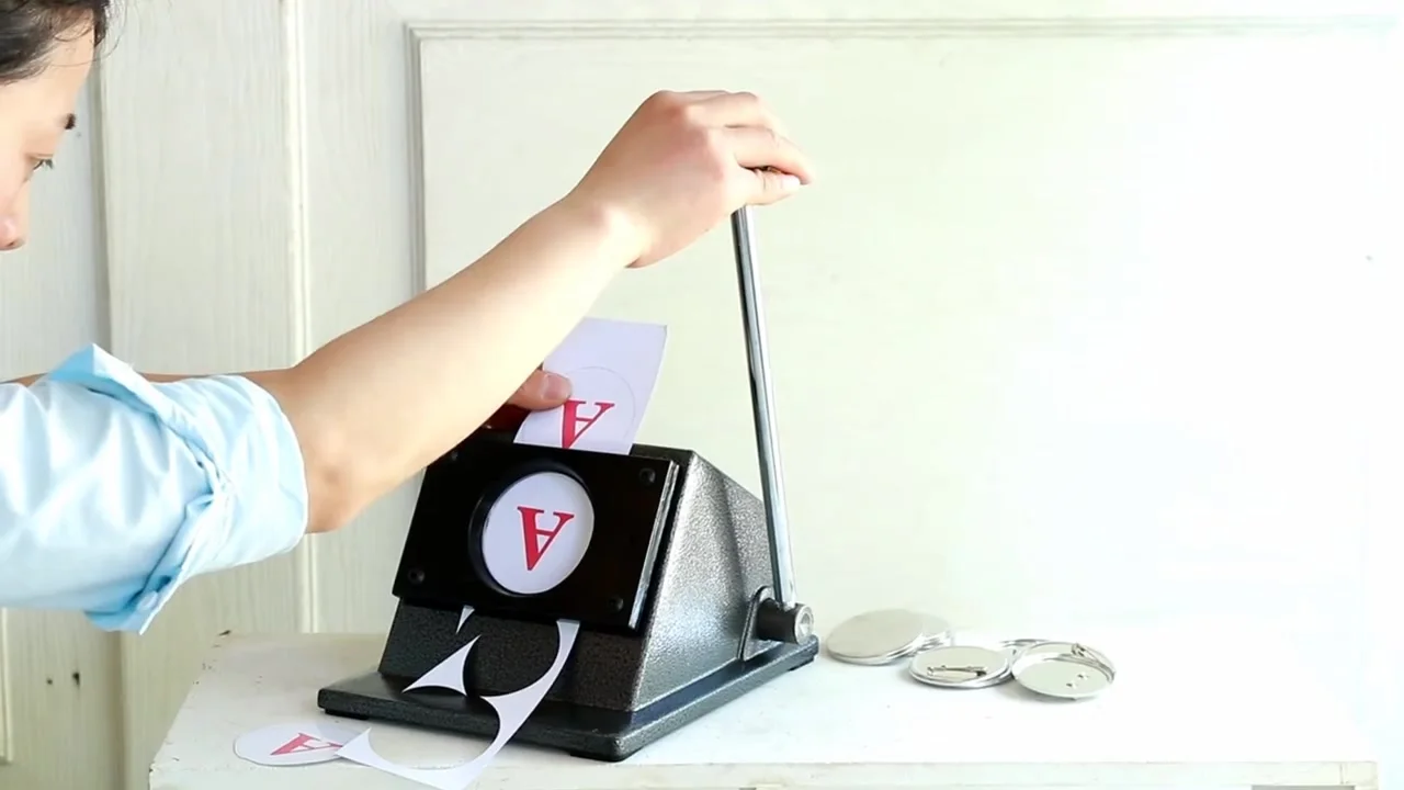 25-75MM ピンバッジメーカー サークルカッター DIY バッジボタン作成 カッティングサークルナイフ 丸型紙カッティングサーク 缶バッジマシン用  25mm丸型 スタンドカッター [BSC-R25] | ユーロポート株式会社 25MM-75MM バッジボタンメーカー サークルカッター DIY、丸型紙  ... 25-75MM ピンバッジメーカー サークルカッター、DIY バッジボタン作成カッティングサークルナイフ、丸型紙カッティングマシン