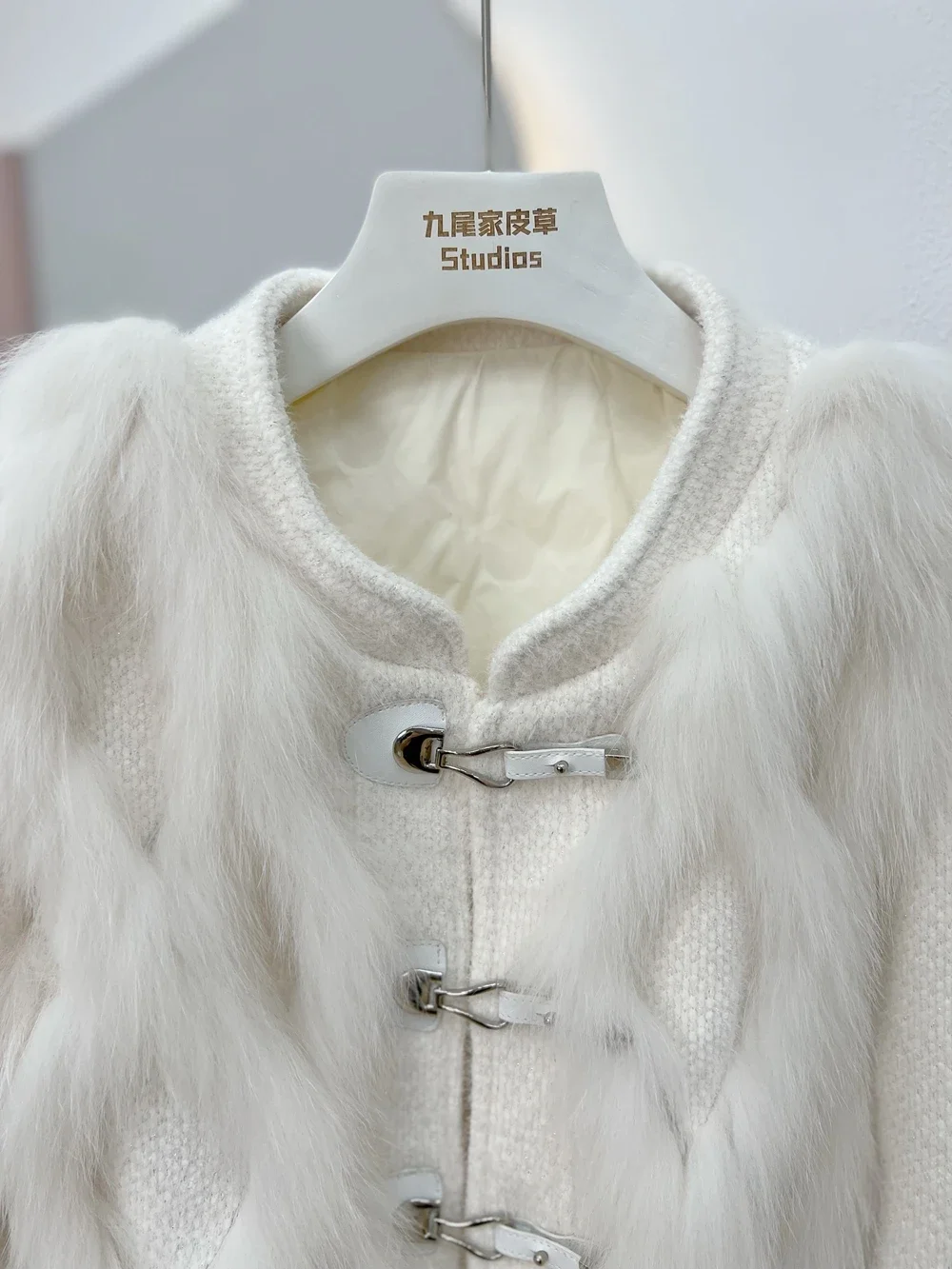 Round Neck Real Fox Fur Coat Women's Short Long Sleeve Design 2023 New Winter Trendy Single Breasted Woolen Jacket Fashion Slim