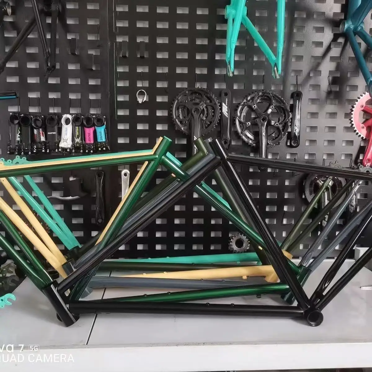 700C 높이 52CM 고속도로 자전거 프레임은 몰리브덴 강재로 제작되었습니다. 브레이크 링 프레임 무게 2500G 프론트 포크 무게 900G
