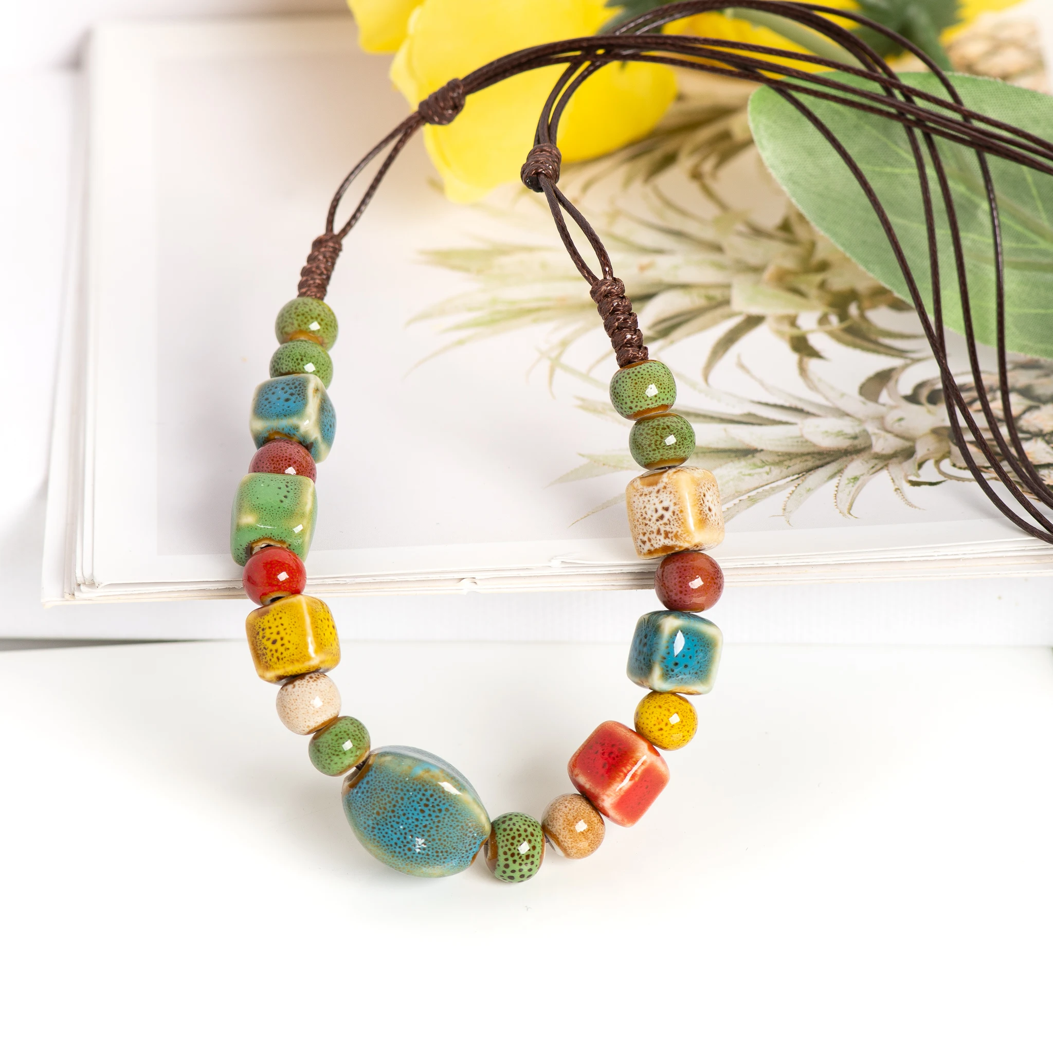 Collana Bohémien Vintage Con Perline In Ceramica A Forma Di Fiore – Gioiello Artistico Donna, Ciondolo Floreale Antico, Cordino Regolabile, Colori Vivaci, Taglia Unica