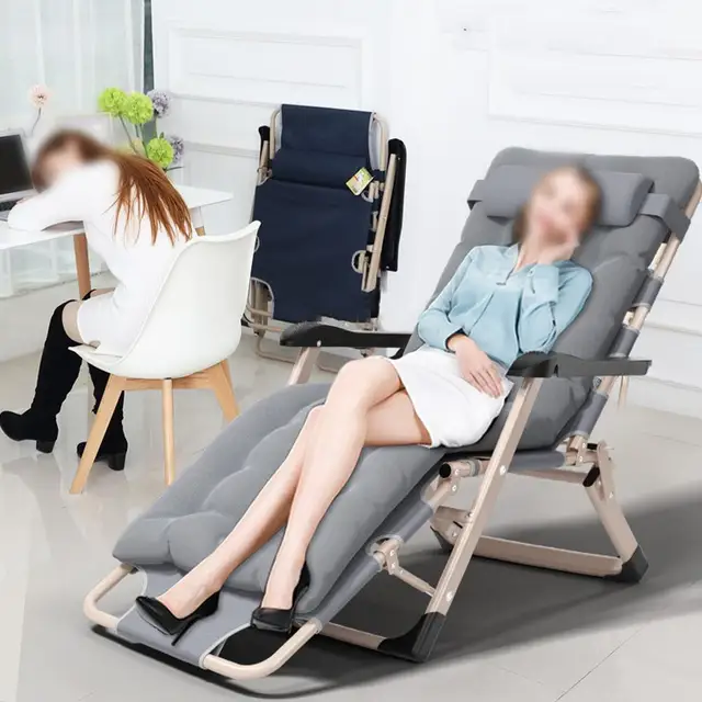 야외의 편안함과 휴식을 위한 접이식 라운지 의자와 접이식 침대 침대