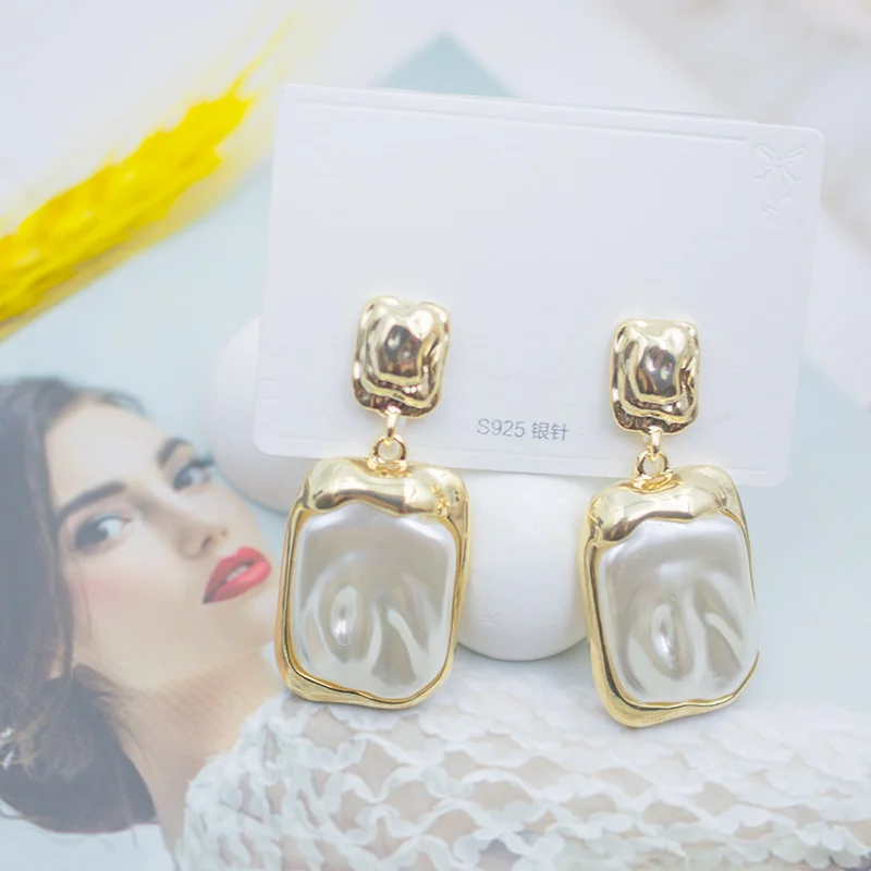 

Women Fashion Temperament Jewelry Accessories Design Sense Pearl Ear Nails Luxury Metal Inlaid Pearl Imitation Pendant Earrings