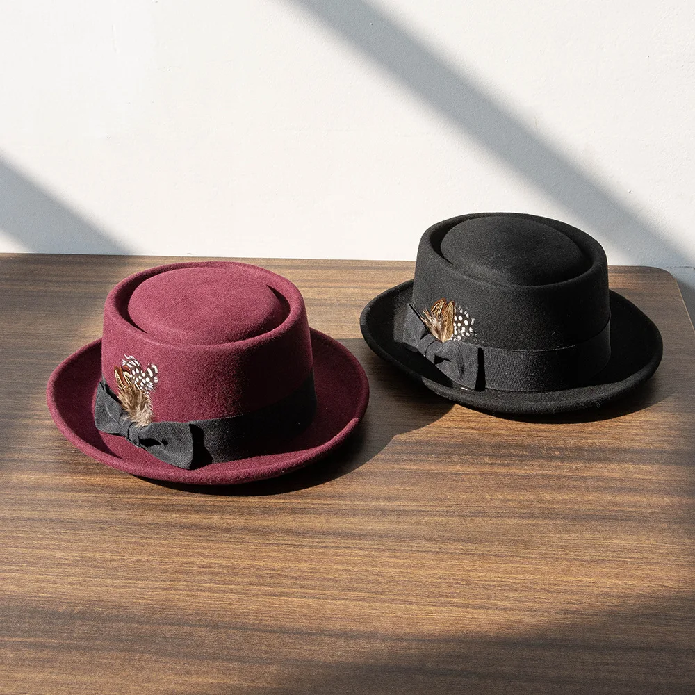 Damen-Mütze aus 100 % Wolle, Pork Pie, Fedora-Kappen, Boater-Hüte, Frühling, Herbst, Winter, warme Wolle, flache Oberseite, britischer Filzhut, Feder-Bowknot – Detail 2