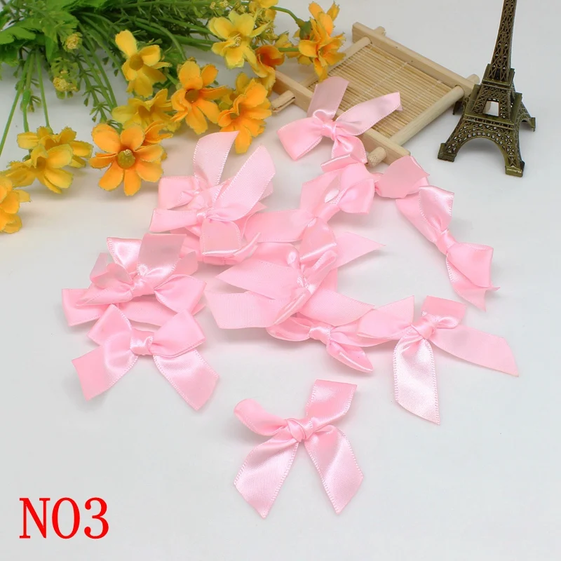 Due grandi fiocchi rosa, nastri per feste di compleanno, oggetti di