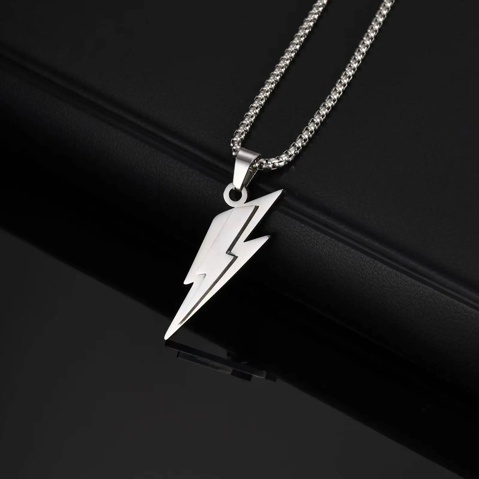 Vnox Edelstahl-Halskette mit Blitz-Anhänger, 60 cm Kastenkette mit Karabinerverschluss, Punk-wasserdichter Schmuck, Geschenk für Männer und Frauen